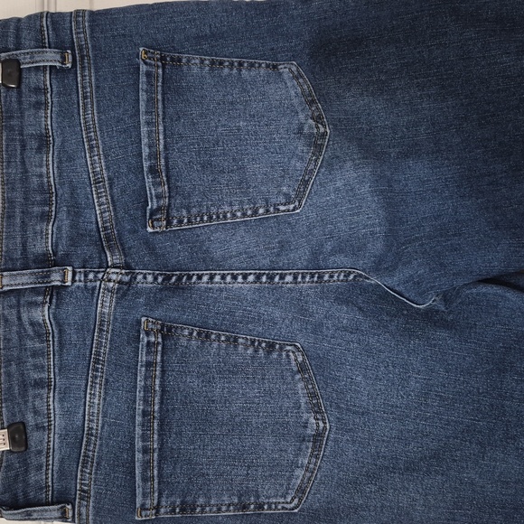Shelf Cut Hem Jeans - Picture 4 of 5